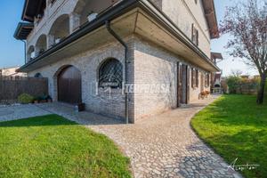 VILLA A SCHIERA DI TESTA