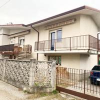 CASA SINGOLA SU UNICO LIVELLO CON AMPIA CANTINA...