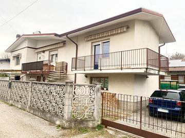 CASA SINGOLA SU UNICO LIVELLO CON AMPIA CANTINA...