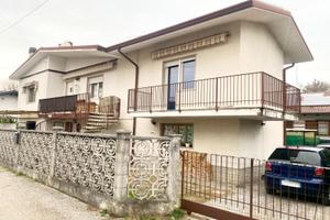 CASA SINGOLA SU UNICO LIVELLO CON AMPIA CANTINA...