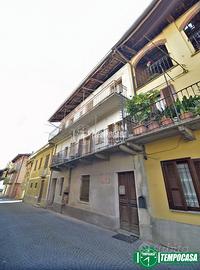 5 LOCALI IN CENTRO PAESE