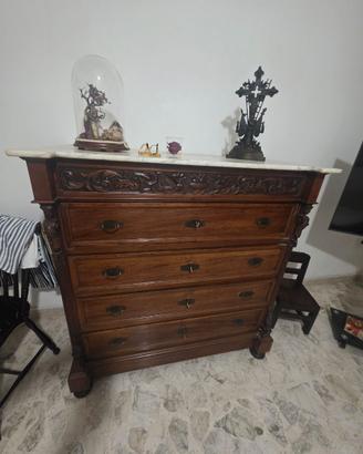 Cassettone antico con marmo