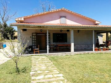 Villa di campagna con piscina, grande giardino e u