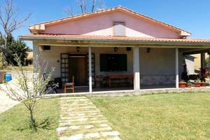 Villa di campagna con piscina, grande giardino e u