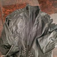 Giacca in pelle con borchie