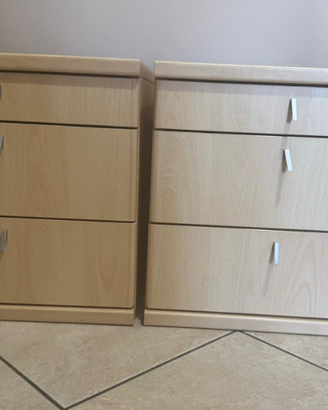 Comodini in legno chiaro
