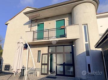 CASA SEMINDIPENDENTE A CARATE BRIANZA