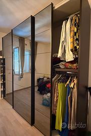 Armadio moderno con ante scorrevoli  a specchio