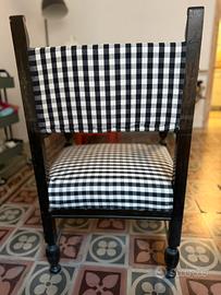 Poltroncina fine ‘800 legno scuro quadretti Vichy