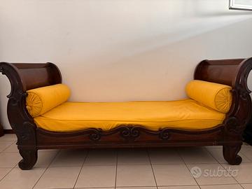 Letto singolo d ‘arredo in noce nazionale massello