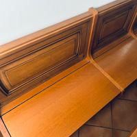 Tavolo con sedie e panche