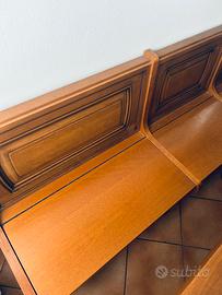 Tavolo con sedie e panche