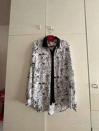 camicia bianca con disegni neri