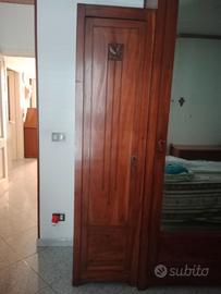 Armadio antico in legno massello con specchio cent