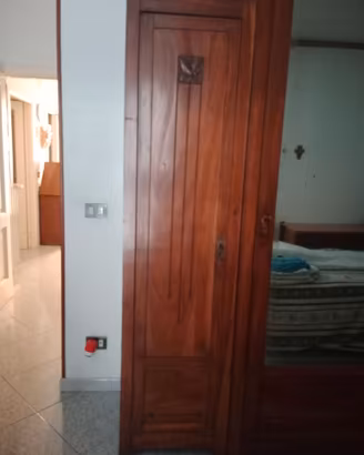 Armadio antico in legno massello con specchio cent