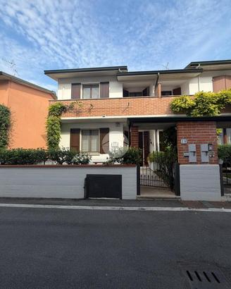 VILLA A SCHIERA A SERGNANO