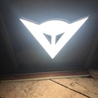 Insegna luminosa Dainese vintage restaurata e fun