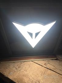 Insegna luminosa Dainese vintage restaurata
