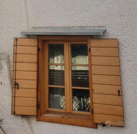 Finestra con scuri in abete