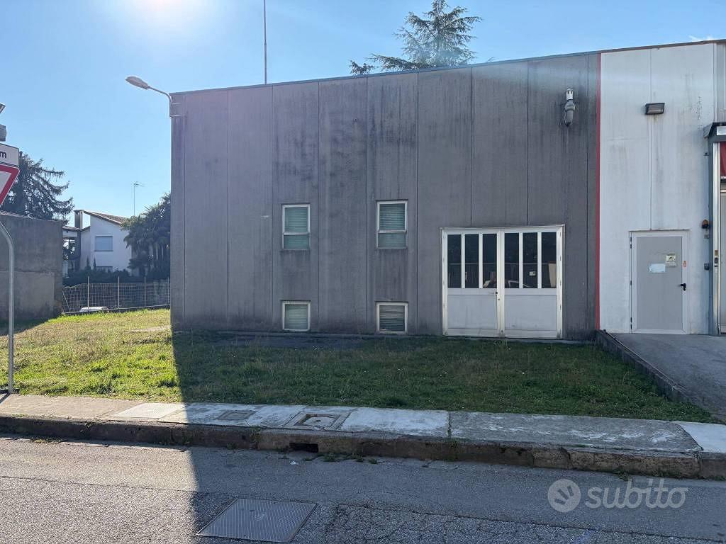 Immobile di 245 m² con più di 5 locali a Pavia di