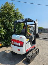 E243 - Escavatore 16 q Bobcat 320 allargabile