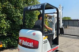 E243 - Escavatore 16 q Bobcat 320 allargabile