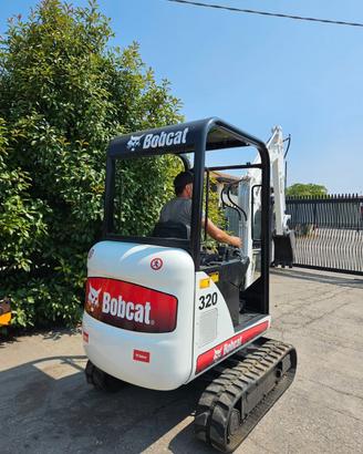 E243 - Escavatore 16 q Bobcat 320 allargabile