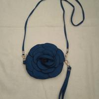 Pochette blu elettrico con tracolla modello rosa 