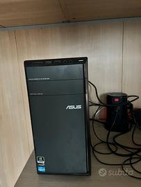 Pc fisso con monitor e casse