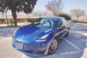 TESLA M3 AWD  long range 