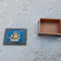 Piccola scatola decorativa con coperchio