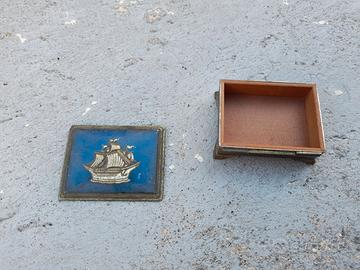 Piccola scatola decorativa con coperchio