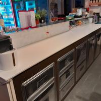 Bancone bar con espositore in vetro