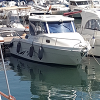 Barca a motore cabinata