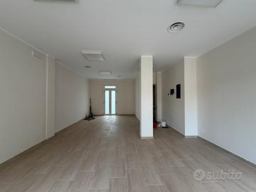 Negozio ristrutturato in buona posizione