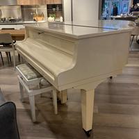 Pianoforte un quarto di coda panna