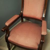 Poltrona in stile con braccioli imbottita