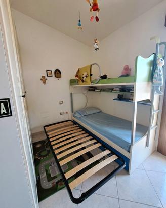 letto a castello + lettino a scomparsa sotto