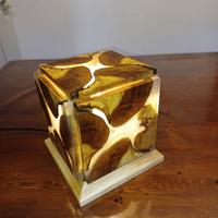 Lampada da tavolo in radica di ulivo