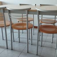 Tavolo da cucina con cinque sedie