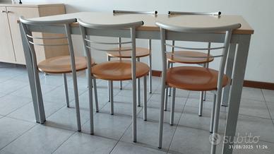 Tavolo da cucina con cinque sedie