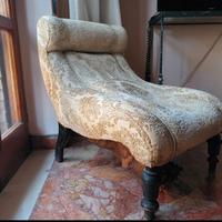 Poltrona in tessuto damascato color avorio