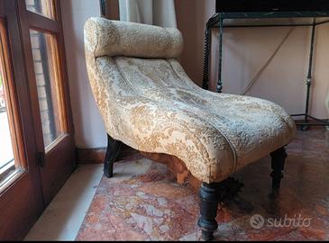 Poltrona in tessuto damascato color avorio