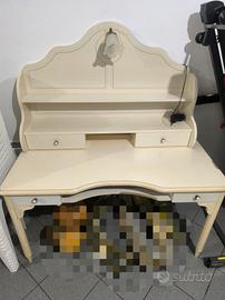 Scrivania in legno unisex con sedia e lampada 