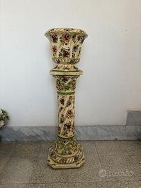 Colonna porta vaso in ceramica di Capodimonte