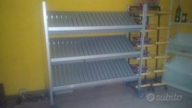 scaffale in metallo