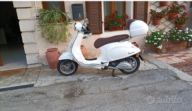 vespa primavera 125 bianca