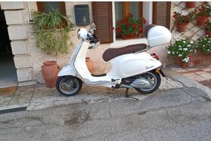 vespa primavera 125 bianca