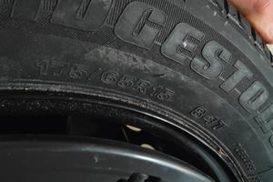 Ruota 175/65 R15 + Cric e strumenti - fiat punto