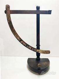 PARTE IN LEGNO DI UNA GRANDE BILANCIA A PENDOLO